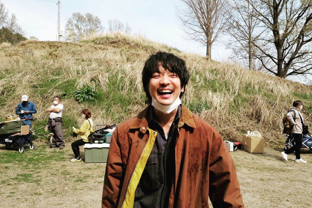 飯豊まりえのインスタグラム：「坪井さん、普段は ニッコニコ☺️  #坪井さん #ギャップ萌えですね #小久保ティさん #妹よって言ってくれます #桑田さんと等々力さんとはやく仲良くしてほしい  3話配信も、もうすぐ  @kimiseka_ntv」