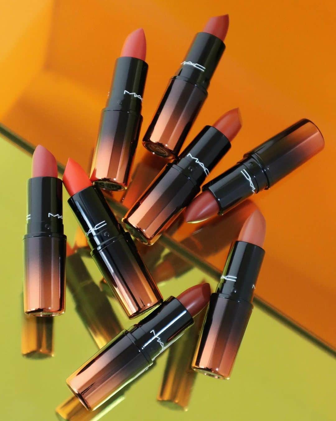 M∙A∙C Cosmetics Japanのインスタグラム：「暖かく、大胆に、そして美しく✨ ラブ ミー リップスティックに、8色のオレンジカラーが仲間入り🍊肌へ自然に馴染んで、メイクやスキントーンをキレイに魅せてくれます💄 ㅤ *2021/4/6(火) 公式オンライン先行発売 ※午前10時発売予定。システムの影響により、多少前後する可能性がございます。何卒ご了承ください。 *2021/4/9(金) 全国発売 ㅤ #MACLOVEME #MACラブミー ㅤ Shot by M·A·C EVENT ARTIST Hatsuo Arisaka @hatsuo_mua」