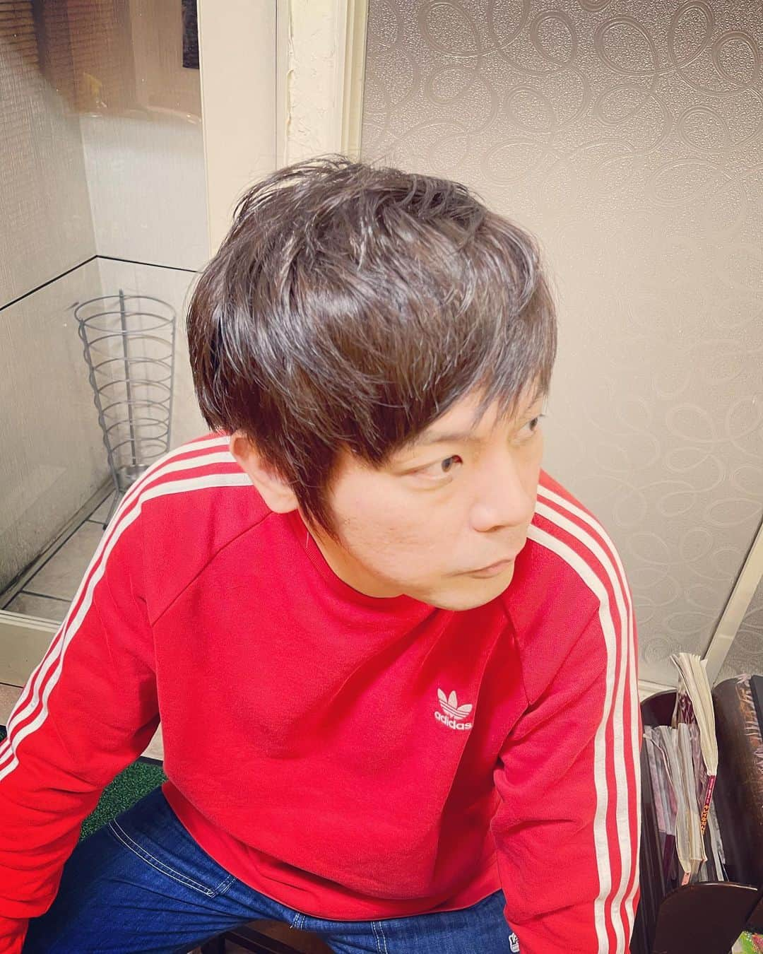 杉本知香さんのインスタグラム写真 - (杉本知香Instagram)「今日4月2日で50歳になりました😆🎶 みなさん、たくさんのメッセージやプレゼントありがとうございます😆🎶 みんなに、おめでとう㊗️って祝ってもらえてほんとに幸せ者です❣️ まだまだ伸びしろあるのでもっと頑張ります😆  これからも宜しくお願いします‼️  森本くんも今日誕生日🎂おめでとー😆🎉  #中目黒美容室#誕生日#4月2日生まれ  #とろサーモン村田#とろサーモン #ゆったり感江崎#ゆったり感 #ニブンノゴ森本#ニブンノゴ#ロンドンブーツ3号 #jealkb  #つつみひろき #宮迫です#YouTube #衝撃デリバリー佳津山 #衝撃デリバリー」4月2日 17時44分 - sugimotoc