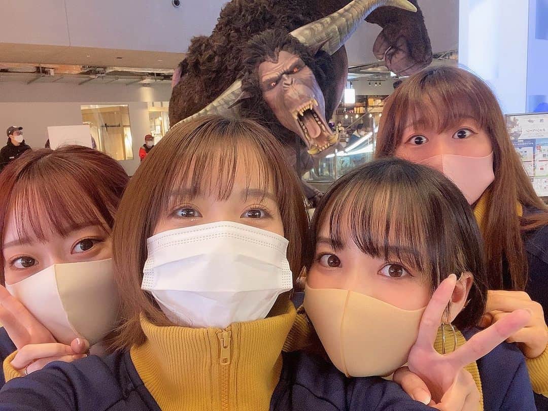 三田寺理紗のインスタグラム：「渋谷の「RAYARD MIYASHITA PARK」と「モンスターハンターライズ」のコラボキャンペーンにモンハン部マネージャーのみんなと行ってきました🥰👍ラージャンパイセンに会ってテラス席でイチゴミルク飲みながらクルルヤック狩りに行ったよ〜🍓✨✨  詳しくはコチラ⬇️ mitsui-shopping-park.com/urban/special/…  #モンハンライズ  #MIYASHITAPARK  #miyashitapark」