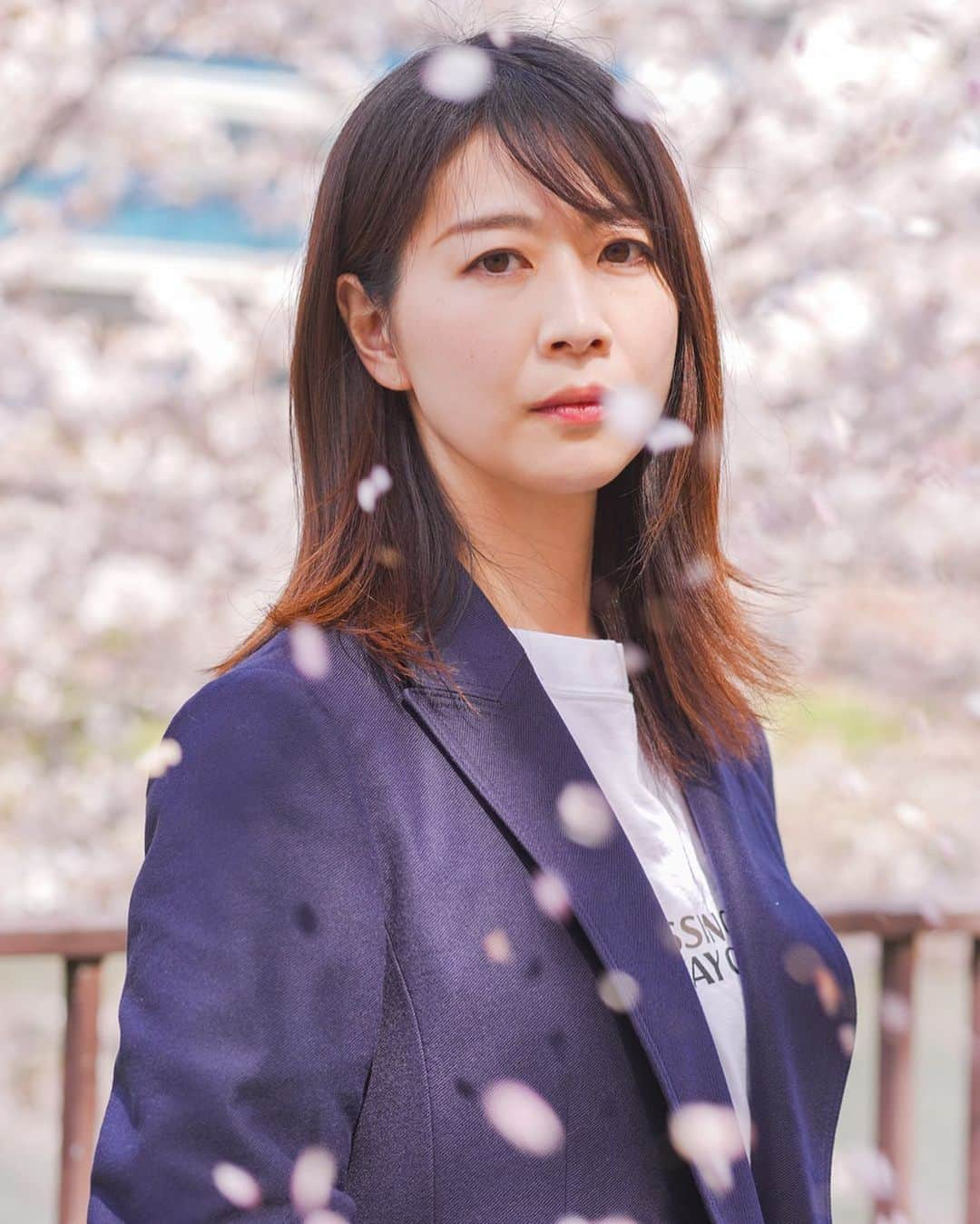 読売テレビアナウンス部のインスタグラム：「🌸ytvアナウンサー × 桜🌸  きょうは虎谷温子アナ 舞い散る桜、凛とした佇まい。  あすは黒木アナ☺︎  撮影: @ytv_iwahara   #ytv #読売テレビ #アナウンサー #大阪城公園 #大阪城 #桜 #サクラ #桜ポートレート #春 #写真  #虎谷温子 #すまたん #anna  #photography #camera  #α7iii #canon85mmf18 #🌸」