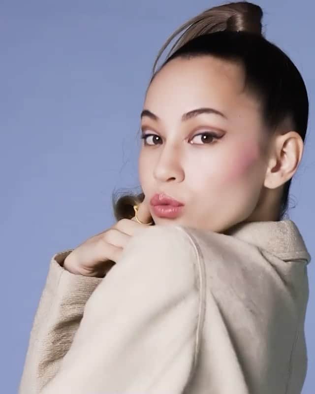 のインスタグラム：「#Repost @diormakeup ・・・ The stunnig Kiko @i_am_kiko  reveals her perfect Forever longwear complexion routine that resists heat, humidity, and even mask-transfer thanks to the new primer, powder, and setting spray. Infused with floral skincare, Dior Forever delivers a flawless complexion with skin that gets better with each application. Videography: Yuta Yoshida Video Edit: Yuki Fujinaga Styling: Masako Ogura  Hair & Makeup: Rie Shiraishi #diormakeup #diorforever」