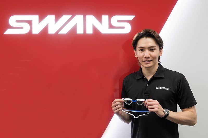 江原騎士のインスタグラム：「. . [ご報告] . 2021年4月1日より山本光学株式会社に入社致しました。 SWANSゴーグルは学生時代からずっと使っていて僕にとってはなくてはならないギアです。 今後は選手としてゴーグルを使うだけではなく、開発やプロモーションなどにも携わっていきたいと思っております。 引き続き応援の程よろしくお願いいたします。 . #swans #山本光学　#江原騎士 . https://www.yamamoto-kogaku.co.jp/」