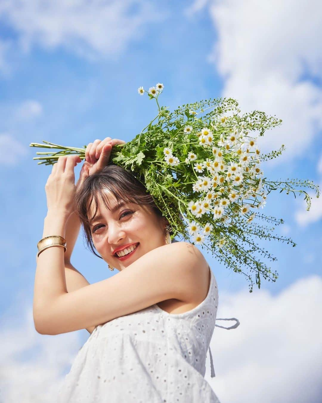 石川恋さんのインスタグラム写真 - (石川恋Instagram)「#LILLIANCARAT 2021 EARLY SUMMER COLLECTION🌻 "SUNLIGHT OF GARDEN" 新ヴィジュアルがUPされました！ ぜひチェックしてください💛🧡 ▶︎▶︎https://petal-online.com/brand/lc/lc_summer_collection_202104」4月2日 18時41分 - ren_ishikawa