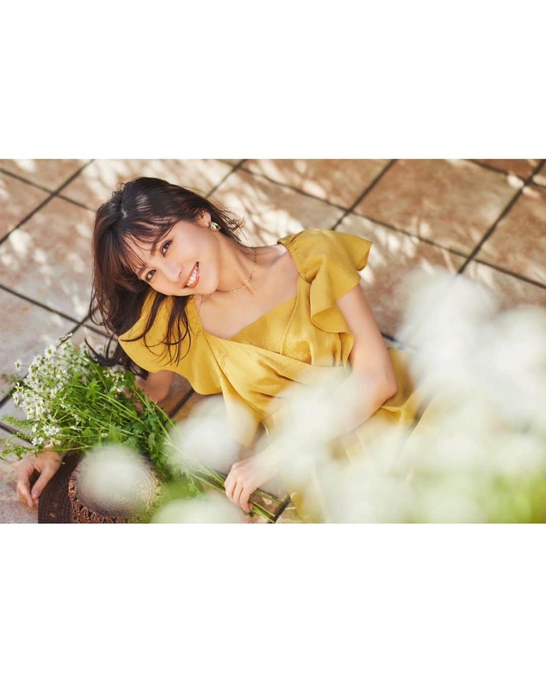 石川恋さんのインスタグラム写真 - (石川恋Instagram)「#LILLIANCARAT 2021 EARLY SUMMER COLLECTION🌻 "SUNLIGHT OF GARDEN" 新ヴィジュアルがUPされました！ ぜひチェックしてください💛🧡 ▶︎▶︎https://petal-online.com/brand/lc/lc_summer_collection_202104」4月2日 18時41分 - ren_ishikawa