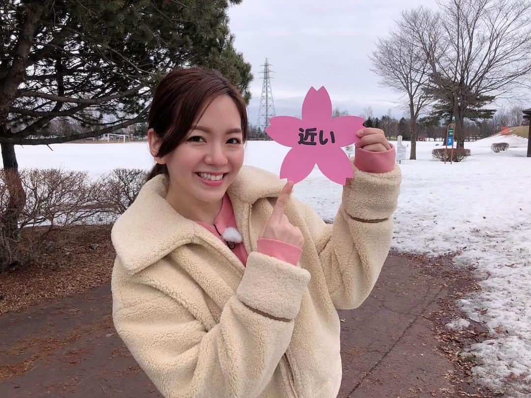 芳賀愛華のインスタグラム：「. 明日の旅コミ北海道🌸🌸 日帰り春旅厳選いいお湯＆ご当地グルメ🤤♨️ 私は「近い」をキーワードに 直売所で、美味しいトマトの○○に出会いました☺️‼︎ そして目の前に絶景が広がる温泉も堪能🥰♨️❤️ 春の日帰り旅の参考になると思います☺️✨ . . . 旅コミ北海道📺18時30分〜🌸 . . #旅コミ北海道#旅コミ#北海道日帰り旅#日帰り旅#」