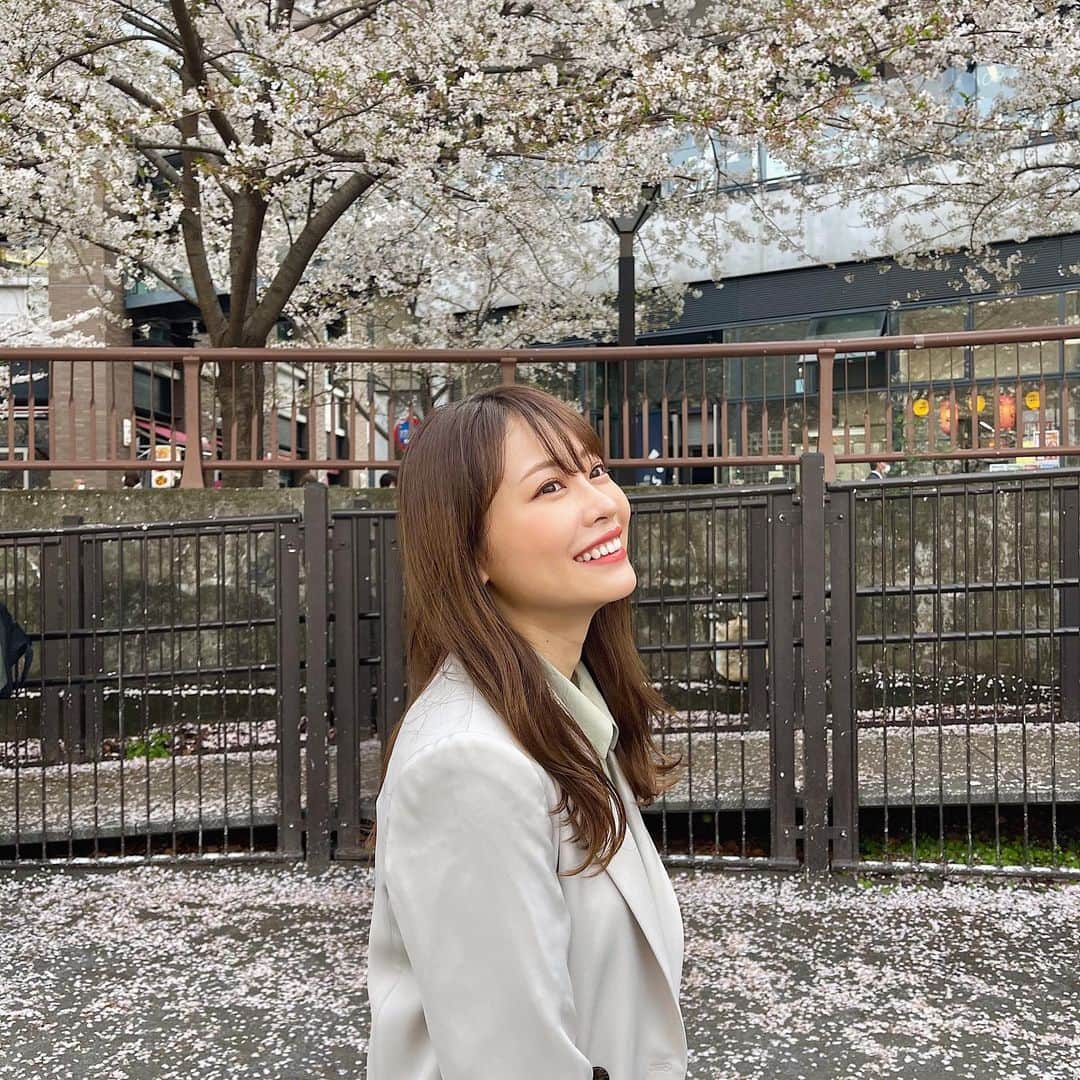 高木由梨奈のインスタグラム：「あっという間に4月🌸😳 4月ってワクワクしますよねっ 新入生、新社会人のみなさんおめでとうございます✨ 私も初心を忘れずに頑張ります✊」