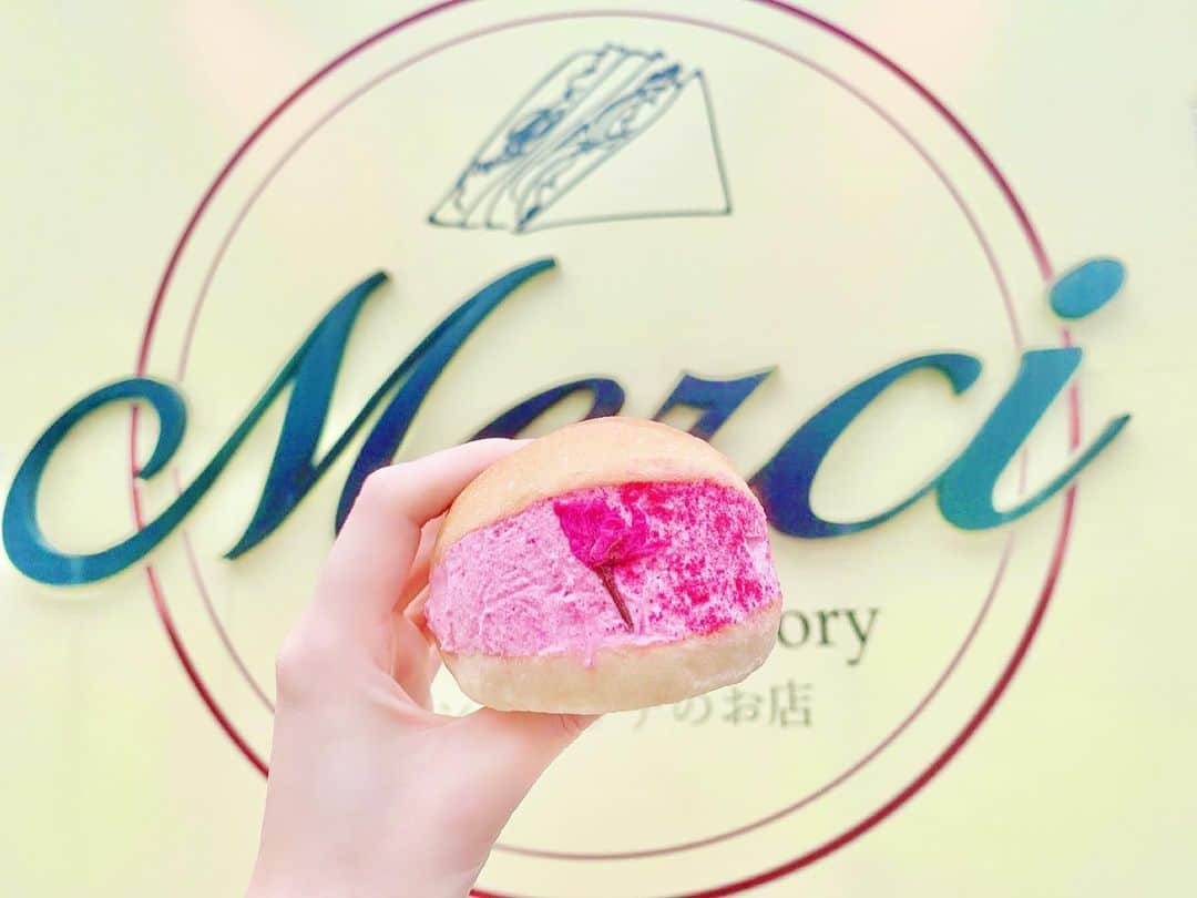 小越しほみさんのインスタグラム写真 - (小越しほみInstagram)「仕事で近くに来たから気になってた @merci.sandwich の桜のマリトッツォ食べてみた🌸 ・ ピンクですごい可愛いし 桜の味しておいしいい🥺💓 ・ 抹茶のあんこと白玉も入ってた🤍 ・ ・ ・ ・ ・ #新宿スイーツ #マリトッツォ #桜サンド #桜スイーツ #断面萌え #曙橋グルメ #merci #pr #sandwich #sakura #桜 #さくら #サクラ」4月2日 18時44分 - shihomi1129