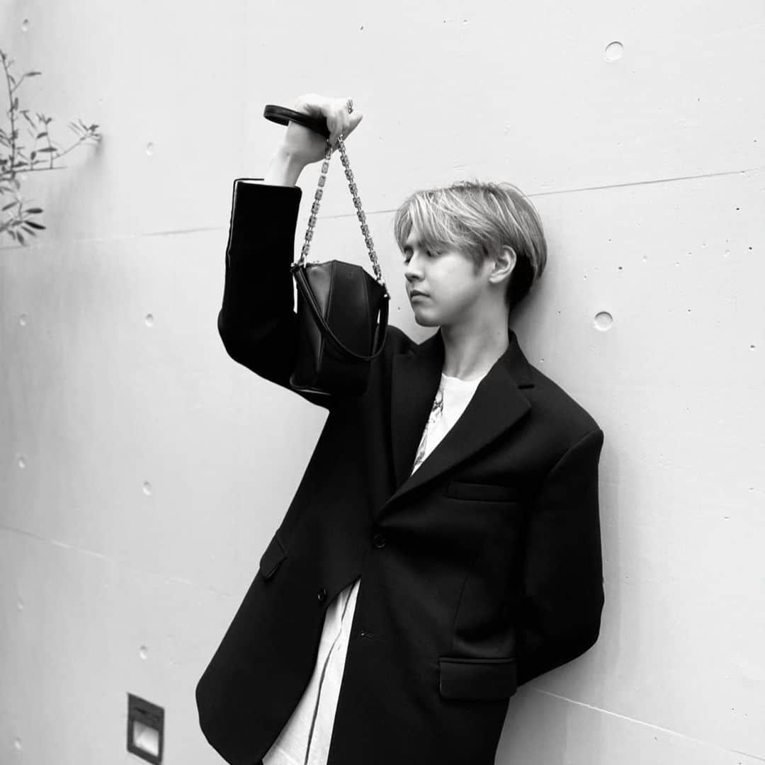 片寄涼太のインスタグラム：「⚫️ @givenchyofficial ⚪️  #givenchyantigona」