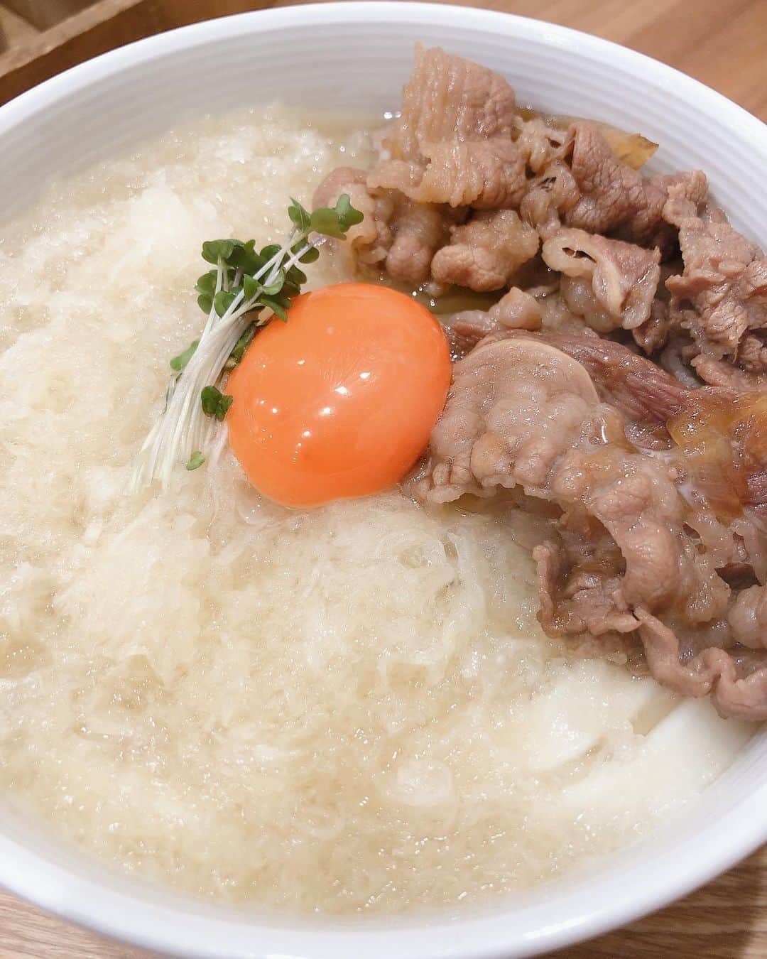 はまやねんのインスタグラム：「寝屋川市の香里南之町にあるうどん屋さん。 麺にコシがあって甘辛く炊いたお肉と出汁がマッチしてめちゃくちゃ美味しかったです。 #うどん　#寝屋川　#香里南之町　#食事 #手打ちうどん　#上を向いて　#美味 #美味しい　#大阪　#日本　#Japan #もちもち　#コシがある　#肉うどん」