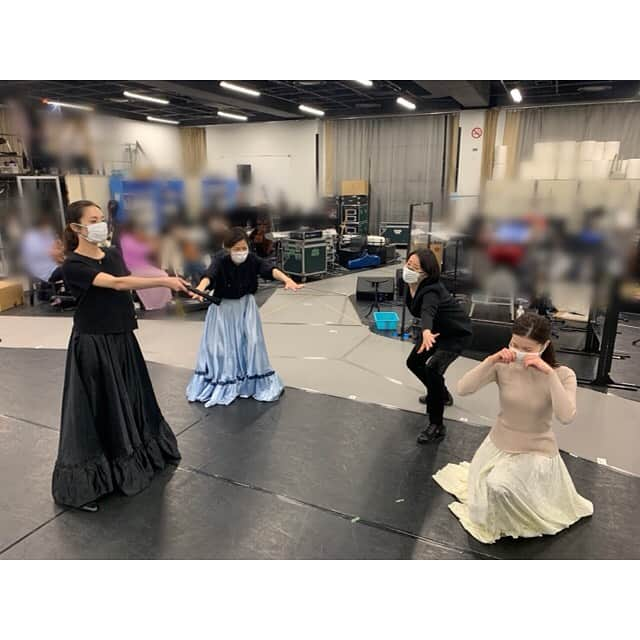 夢咲ねね（赤根那奈）さんのインスタグラム写真 - (夢咲ねね（赤根那奈）Instagram)「． ８９が揃った記念の日🌸  (うちの期のトート閣下はまだ雪の国で作曲活動し、砂漠を支配しておりますゆえ……❄) 全員揃うのはまだ先ですが、6人揃ったのはこの日だけ！！ 空間あけつつも心は1つ🤫 嬉しいなぁぁぁ。  2枚目は、『皇后の務め』の場面なのですが、せーこがお姑さんでして……😆 スイッチを入れなきゃ笑みがこぼれちゃうし、甘えてしまう笑 せーこ優しいんですもん☺️ なっちゃんも女官さんなので、つい目を合わせようとしちゃう笑 マスクをしているのですが、 少し優しい表情のような気がしているのですが、当たってます？なっちゃん笑 みっしょんは、いっつも優しいから止めに入ってくれるのです💞  #エリザベート #ガラコンサート #稽古場 #８９期 #同期 #集合 #望海風斗  #明日海りお  #純矢ちとせ #大月さゆ  #美翔かずき #七海ひろき #トート閣下 #シシィ #ゾフィー #ルドルフ #マダムヴォルフ  #嘘泣き😜」4月2日 18時54分 - yumesaki__nene