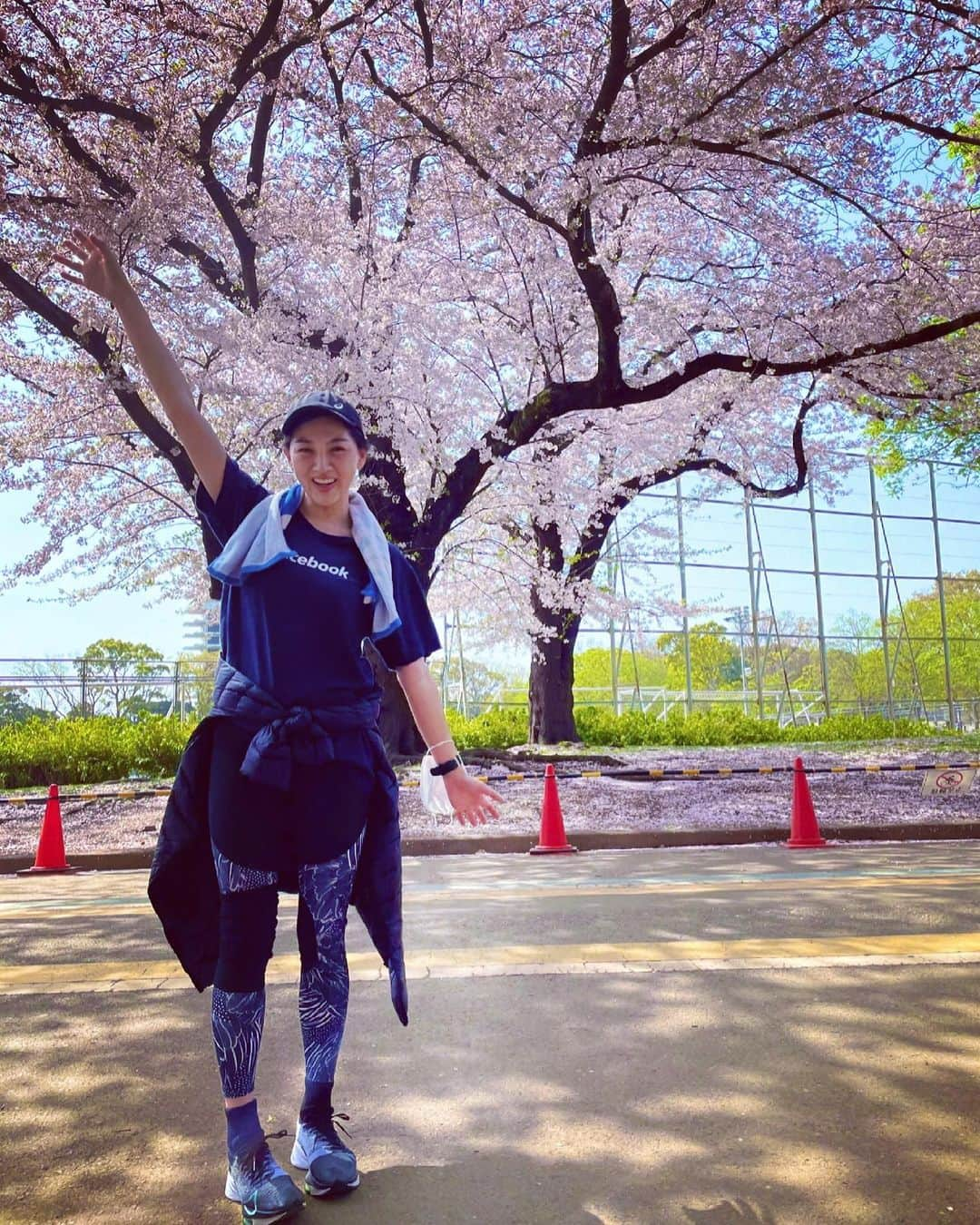 松野井雅（原紗央莉）のインスタグラム：「4月になりましたね😊 皆様、新生活いかがお過ごしですか？  私( #松野井ランニング部 )は、今月初の30kmマラソンにチャレンジします🎽！ 駒沢公園での #お花見 ランニングのお写真載せておきますね💁‍♀️  あと #松野井雅 的活動のご報告で… 実は今月の中頃、皆様にお知らせがあります💖 新しい試みで、喜んでいただけるものを準備しています✨  お楽しみに🌈」