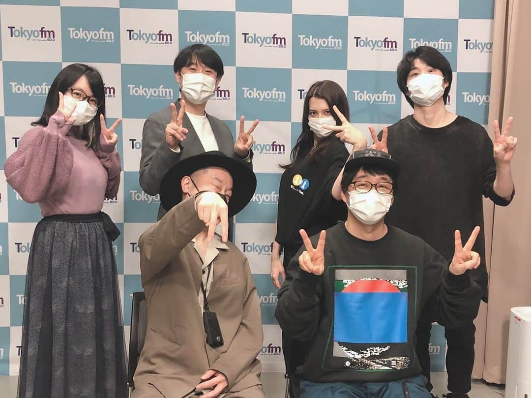 エリザベス・ハードキャッスルさんのインスタグラム写真 - (エリザベス・ハードキャッスルInstagram)「2年間務めた  Tokyofm 『ONE MORNING』の パーソナリティを卒業しました！  最後の週の月曜日から金曜日までの スタッフとの写真💫 私がほとんどピースしかしてないのが恥ずかしい😂笑  朝6時からの3時間の生放送は 体力的にはとても大変でした。  でも自分が小さい時から聞いていた Tokyofmの朝帯を担当できる喜びは大きく、幸せな日々でした😊  アニメもゲームも詳しくない私にいつも優しく教えてくれる鈴村さん。 サブカルネタだけでなく、最新の電化製品や食べ物の話し、映画やおもちゃ、社長としての話しなどなど 本当に話題が尽きない、そして全てとても詳しい。 社長に、声優のお仕事に、イベントのプロデュースに大忙しなのに、 どこでそんなにネタを詳しく自分のものにしてこられているんだろうと、日々感服しておりました。。こんな人他にいない！ そして何より、どれだけ忙しくて疲れていても 誰に対しても分け隔てなく優しくて、周りをまとめ、平和にしてくれる。 どれだけのことを考え行動してくださっているのか、本当にすごい方です。 そんなすずさんに出会えて、2年間ほぼ毎日ご一緒できた私は幸せ者です、、  そしてやましげさん☺️ 正直、すずさんで慣れていてしまった私(慣れるなよ、緊張感よ、どこに！) やましげさんワールドに始め戸惑っていたのが放送にも出ていたと思います。。💦 でも、それが楽しくて かつ、楽しい中に真面目さと深い思いやりのあるやましげさんのお話しや、 ラジオ愛、リスナー愛の強さに毎週、こんな伝え手に私もなりたいと思わされていました。(本当ですよ！)  当たり前に毎週会えていたすずさんとやましげさんに会えなくなるのが怖くて今、不安です。 どれだけ幸せな中、仕事をさせてもらえていたんだろう🥺  そして、個性が豊かすぎる制作陣！！ フリーになって最初に仕事をさせてもらえることになり 全国放送生帯を担当するのが初めてだった私に、 東京のFM局って刺激的で、楽しいし、恐ろしい！！と感じさせてくれたメンバーです。 曲選びのセンスも、短い時間でも楽しく話題を伝える手法、各コーナーの使い方も、楽しくて、素敵で 私が日々楽しませていただいていました。  また、ワンモのADさんたちがとてもとても優秀なのです。 ワンモを支えてくれていたのは、紛れもなくADのみんな！！ 忙しい中でもツイッターで盛り上げてくれて、リスナーさんとの交流もしてくれていました。 ワンモが愛される番組になったのはADさんたちのおかげです。ありがとうございます☺️みんな大好きだよーー  コメンテーターのみなさんも本当に個性が豊かで ニュースを他にはない切り口で教えてくださり脱帽でした。 今後とも各メディアから参考にさせてください！！  最後に、リスナーのみなさん。 本当にありがとうございました！ ザベスという呼び名で親しんでいただけて、 なんか嫌だーと思ってた、ザベス呼びも今では大好きです。 だって、ワンモリスナーさんだ！ってすぐわかるもの🥺❤️ とんちんかんなミスが多い私をむしろ好きだと言ってくださる方もいて、優しいリスナーさんに私が甘えてしまっていました。 メッセージをくださるリスナーさんもそうでない方も、 ワンモーニング を聴いてくださり本当にありがとうございます。 これからもワンモは続きます！ 末永く愛していただけたら、嬉しいです😊  本当に2年間ありがとうございました😊🌸  最後の写真は アースギャラリーから見る、 皇居や丸の内のビル群を一望できる景色での朝焼け🌞 大好きな景色でした☺️  @tokyofm_official  #tokyofm #jfn #生放送 #朝番組 #ワンモ #鈴村健一  #山崎樹範 #マンボウやしろ #スカロケ #坂本真綾 #ザベス #朝焼け #皇居 #丸の内 #大好きな景色 #ラジオ #2年間ありがとうございました」4月2日 19時00分 - elizabeth_hc49