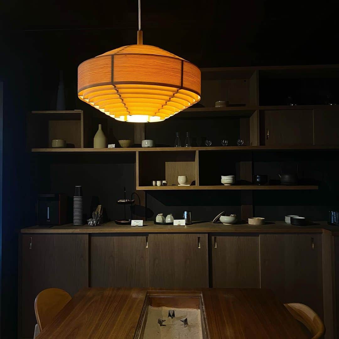 山尾梨奈さんのインスタグラム写真 - (山尾梨奈Instagram)「〻 京都御所の近くにある @nazuna.official へお邪魔しました. . 全体的にダークな色味の木が使われていて シックでラグジュアリーだけど 木で温かみも感じられる素敵な旅館。 お部屋にはそれぞれ和菓子の名前が付いていて 私は「YOKAN」のお部屋でした🍵 お部屋のお風呂が湯呑みっぽくてかわいい... . 外には蔵を改装して作られたお風呂があって 光と音楽を楽しめる演出付き！ 蔵風呂ではドリンクと和菓子も出てきて 至れり尽くせりな贅沢を全身で味わえます♨️. . 私が1番惹かれたのはお部屋が お風呂も含めて全て床暖房だったこと！ 無限にボーッと出来ました（笑）. . . 旅館も周辺もとっても良いところだから 京都で宿泊のご予定があれば是非💭. . #kyoto #京都観光 #京都ホテル #京都旅館 #京都御所 #推し京都 #町屋リノベーション #nazuna #nazuna御所 #nazunagosho #蔵風呂アート #貸切風呂 #高級町屋」4月2日 19時06分 - yamarina_1210