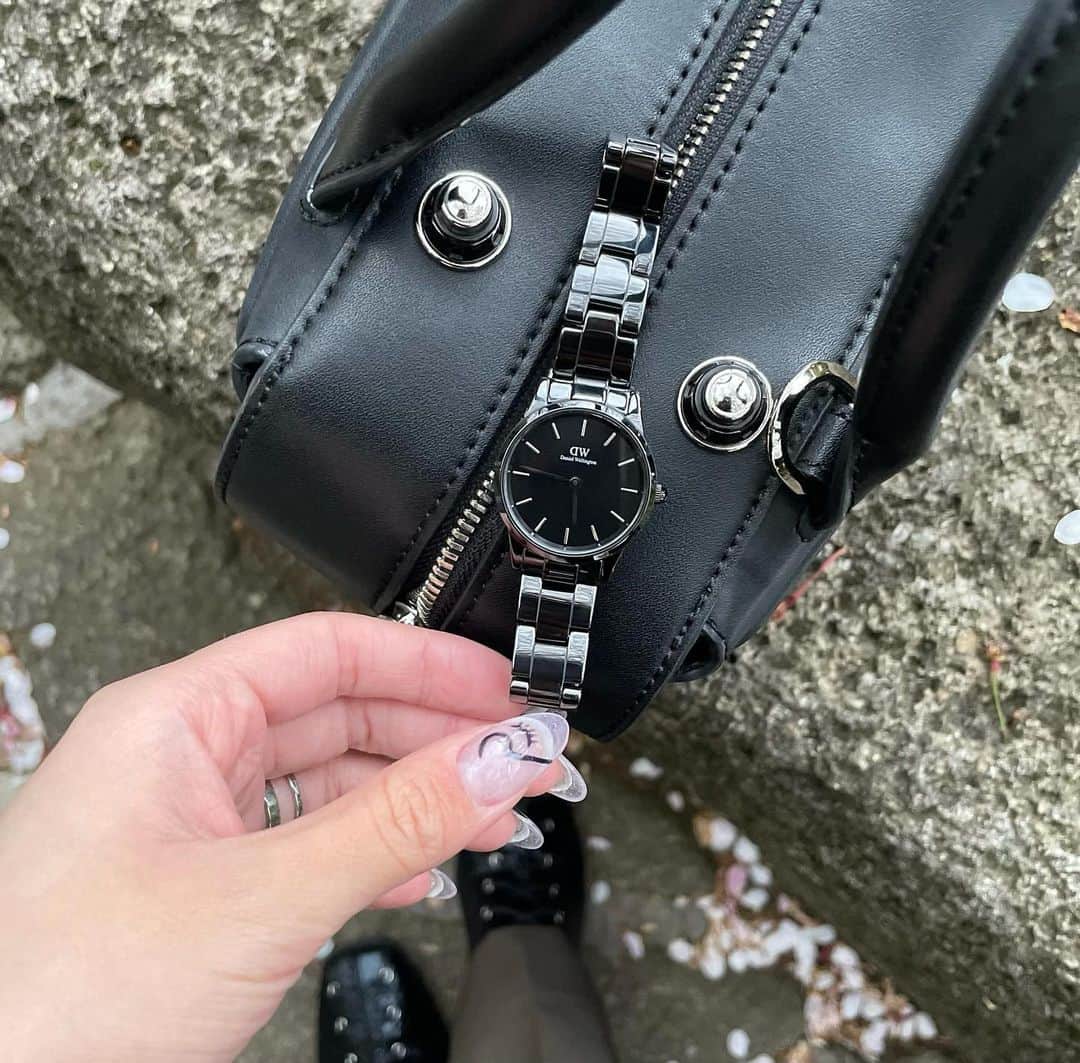 飯田りほのインスタグラム：「今日お散歩してきたんだあ🌸  最近この時計肌身離さずつけてる😂 新作なんだけど可愛いしかっこいいし素敵〜♡  15％OFFクーポンコード→ 【rrriho】  せっかくならお得にゲットしてみてね😘  #ダニエルウェリントン  #IconicLinkCeramic 　 #DW セラミック」