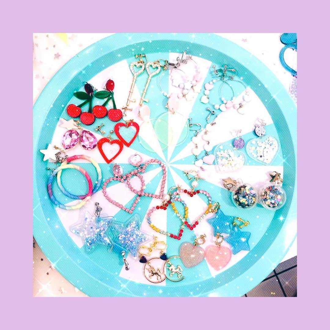 ニコ☆プチのインスタグラム：「💘🌈💎🤍🌼🍒🌸 新アクセサリーブランド 『minacute（ミナキュート）』の展示会に おじゃましました🙏🏻 ポップってやっぱりめっちゃかわいい🥺💖  インスタもフォローしてね🎀 @minacute_japan」