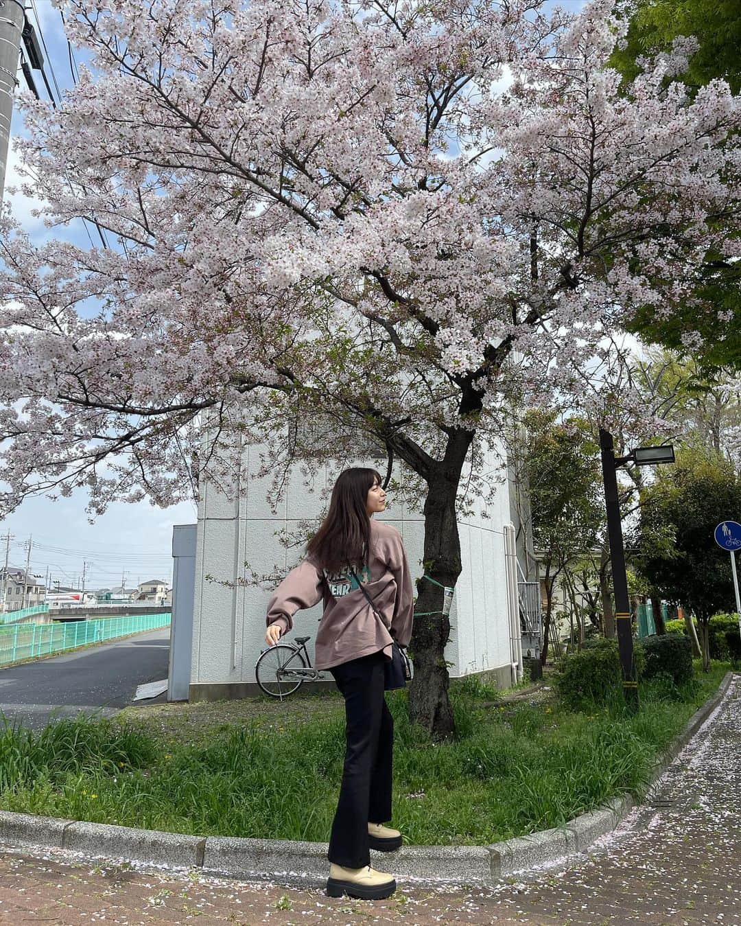 吉田莉桜さんのインスタグラム写真 - (吉田莉桜Instagram)「昨日から４月がスタートしましたね(^ ^) ・ ・ ４月も楽しくやっていきましょ〜✨ #4月 #こんにちは #桜」4月2日 19時12分 - yoshida_rio_official
