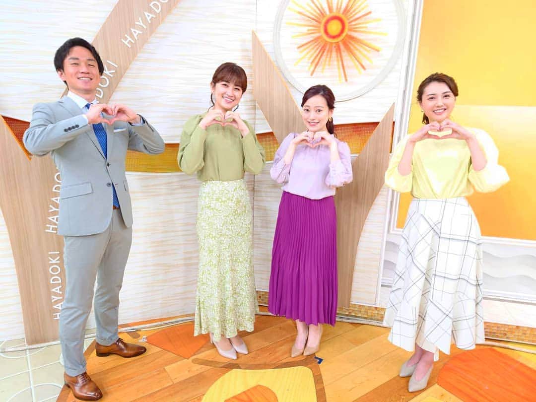 TBS「はやドキ！」のインスタグラム：「金曜日はこのメンバーです💛﻿ ﻿ 金井さんとよなおさんの衣装が﻿ 葉桜みたいで綺麗だねって﻿ 話していました🌸🌿﻿ ﻿ よろしくお願い致します！﻿ ﻿ ﻿ 山形﻿ ﻿ ※写真を撮るときはマスクを外しています。﻿ ﻿ ﻿ #金曜日﻿ #渡部峻﻿ #金井憧れ﻿ #山形純菜﻿ #アナウンサー﻿ #與猶茉穂﻿ #よなおまほ﻿ #気象予報士﻿ #はやドキ﻿ #tbs」