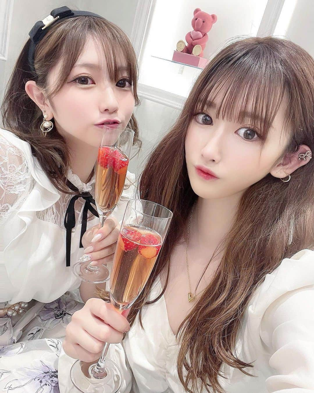 ゆーちゃんさんのインスタグラム写真 - (ゆーちゃんInstagram)「ゆうめろちゃん💐  @yk.o0   女子大に通ってる共通点から 学業と両立に悩んだ時など  話が合って意気投合！  今となっては深い話もできる、 価値観が合う私にとってとても 大切な存在です☺️  頑張り屋さんで 努力家で  年下だけどいい意味で年の差を感じない！ 本当に尊敬してるお友達  是非 覗いてみてね🥰  #女子大生 #大学生 #現役女子大生 #可愛い #お友達 #bff #女神 #网红  #抖音#粉我 #我的最愛 #时装 #性感  #好吃 #ootd #动漫 #角色扮 #코스프레  #モデル #model #그라비아 #모델」4月2日 19時45分 - yurina_era999