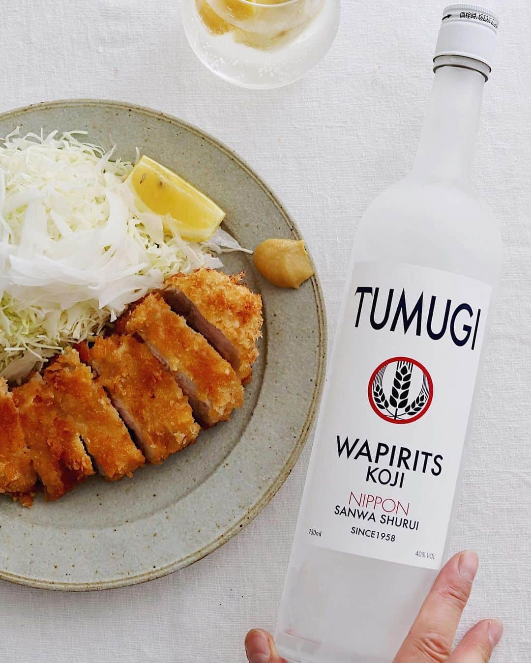 樋口正樹さんのインスタグラム写真 - (樋口正樹Instagram)「TONKATSU & TUMUGI . 今夜のメインのとんかつ。 岩中豚の厚めのロースの アッツアツの揚げたてに キンッキンに冷やしてた ツムギでレモンサワーな👍 @wapirits.tumugi . 今週もお疲れさまでした！ . . #夜ごはん #とんかつ #トンカツ #ロースかつ #とんかつ大好き #岩中豚 #レモンサワー #ツムギ #tonkatsu #TUMUGI #wapiritsTUMUGI #wapirits #Kojisour #Cozysour #発酵 #麹 #三和酒類 #スピリッツ #和ピリッツ #大分 #宇佐 #madeinjapan #lemonsour」4月2日 19時50分 - higuccini