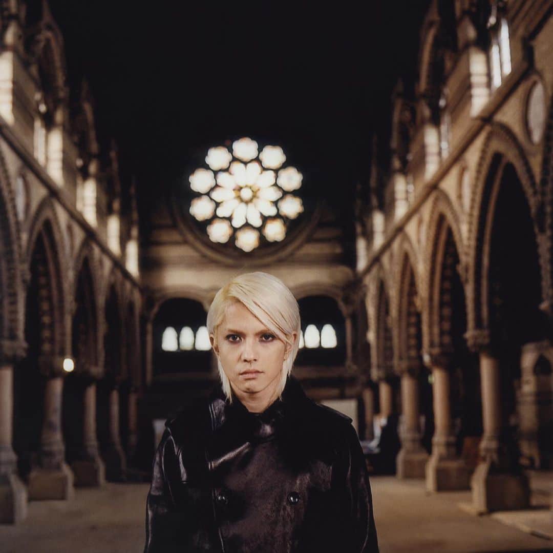 Hydeのインスタグラム：「2001 London  #HYDE #ROENTGEN #london #ROENTGEN2021」