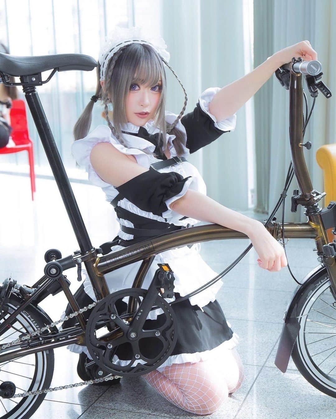 華密美琉さんのインスタグラム写真 - (華密美琉Instagram)「自転車に乗るメイドさんは好き？  #自転車女子 #自転車 #brompton  https://twitter.com/chamomile_chami/status/1377913429839650823?s=21  ▹◃┄▸◂┄▹◃┄▸◂┄▹◃┄▸◂┄▹◃  #ブロンプトンのある生活  #ブロンプトンのある風景  #ブロンプトン女子  #bromptonbicycle  #bromptonlovers  #bromptonlife  #bromptonbike  #自転車のある風景  #自転車のある生活  #自転車コーデ  #メイド #cyclinglife  #cycling  #cyclingphotos  #cyclist  #cyclingpics」4月2日 20時08分 - chamomile_chami