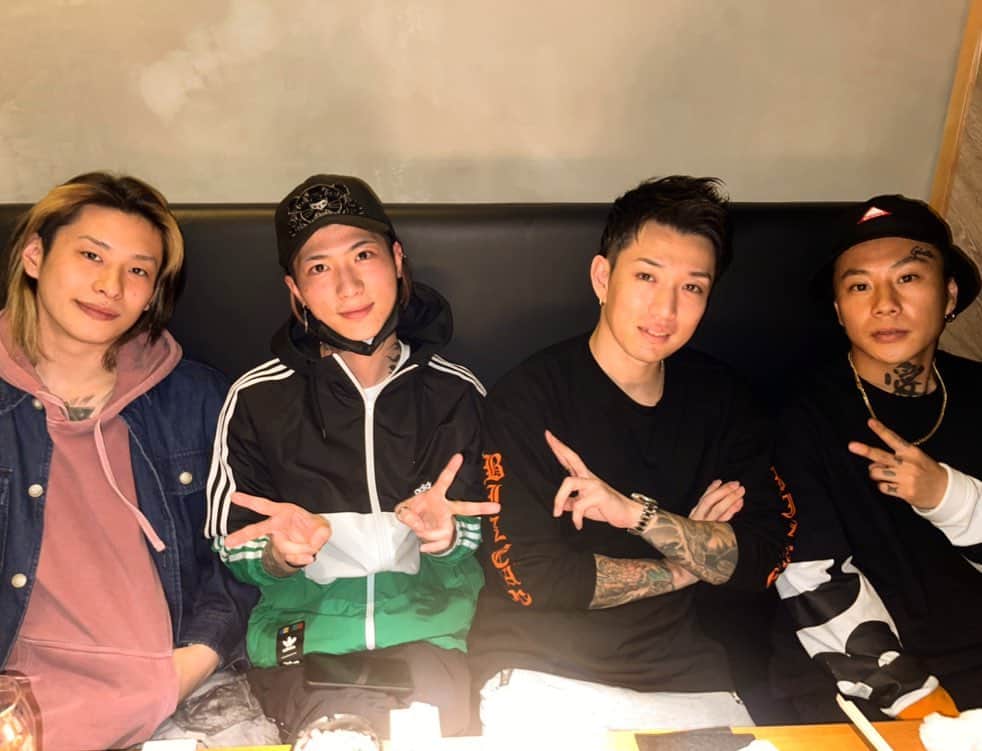 彫師美漸のインスタグラム：「@horumonmatsudahanare 🍖 @dj_ginta @mg_waki @dj_maru_ ありがとう😁✌️ ・ ・ #candyfoxx #刺青 #美漸 #中目黒 #タトゥー #東京タトゥー #tokyo #tattoo #art #bizenart #bizen #문신　#Bizentattoo #焼肉　#ホルモン松田hanare」