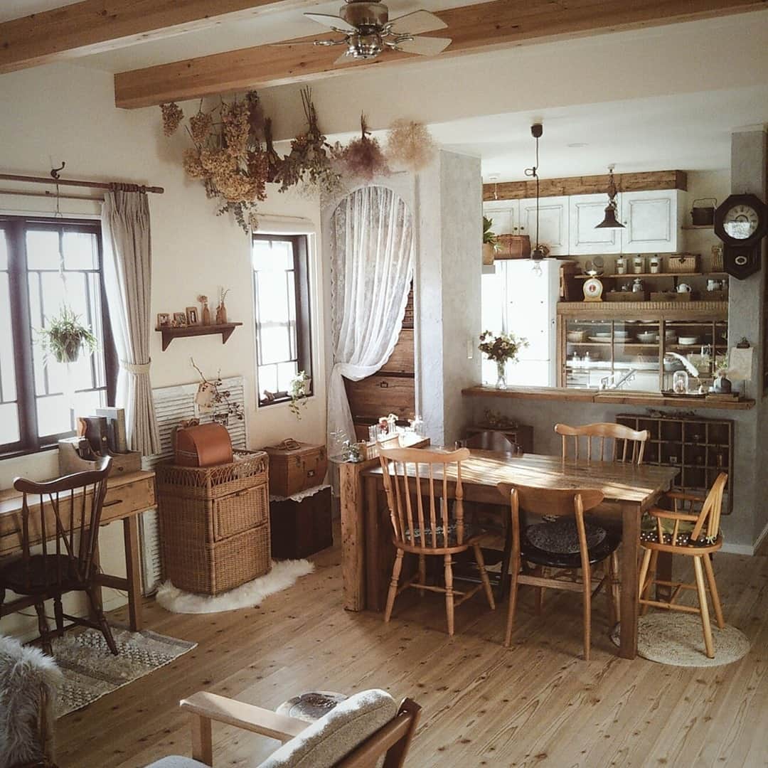 RoomClipJPさんのインスタグラム写真 - (RoomClipJPInstagram)「『古道具のある部屋』何十年何百年とメンテナンスを繰り返しながら受け継がれてきた古い家具。現代では使われていない木材で造られたものなど貴重なプロダクトも多くあります。3万枚以上の古道具の実例を参考にしてみてください⁠ .⁣⠀﻿⁠ Photo:petitesplumes(RoomNo.5279629)▶︎この部屋のインテリアはRoomClipのアプリからご覧いただけます。アプリはプロフィール欄から⁣⠀﻿⁠ .⁣⠀﻿⁠ 投稿イベント開催中です【まもなく終了する投稿イベント】『調味料収納〜4/4』『わが家の防災グッズ〜4/4』⁠ .⁠ #RoomClip#ルームクリップ#interior#instahome#インテリア#暮らし#日常#マイホーム#日々の暮らし#丁寧な暮らし#新築#家#シンプルライフ#リビング#マイホーム記録#シンプルな暮らし#家づくり#収納#新築一戸建て#マイホーム計画#すっきり暮らす#整理収納#マンションインテリア#マンション暮らし#賃貸diy#古道具#古道具のある部屋#古道具のある暮らし#アンティークチェア#キッズチェア」4月2日 20時30分 - roomclipjp