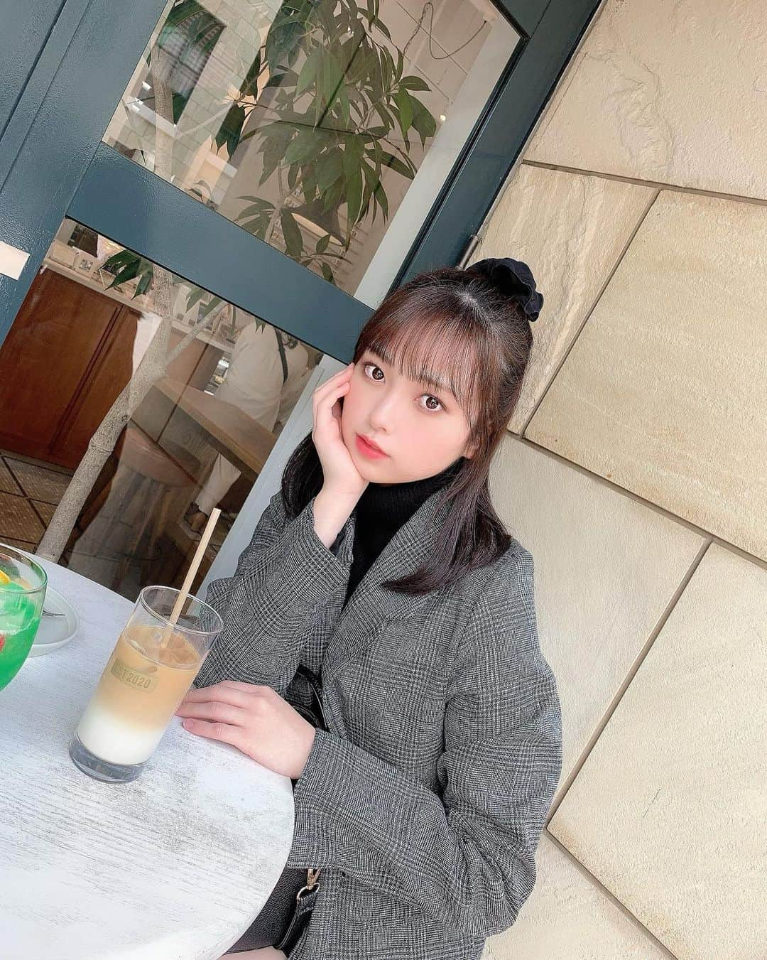 山内祐奈さんのインスタグラム写真 - (山内祐奈Instagram)「☕️✌︎ メロンソーダと迷ったけど大人っぽく カフェラテにした🤭❤︎」4月2日 20時30分 - yuna_hkt48