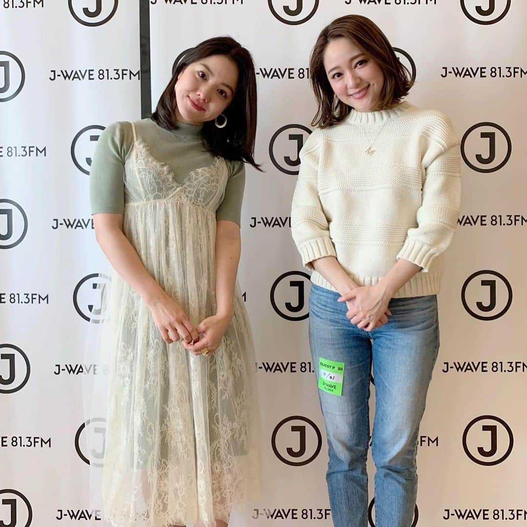 のインスタグラム：「サプライズで弾き語りをしに来てくださった #chay さん！(※写真のときはマスクなしで😷) いつも飾らず、穏やかで優しい、ずっと憧れのお姉さまであります✨えくぼ仲間でとってもうれしい😆❤︎  最終日にエールをいただいた#JUJU さん #ビッケブランカ さんはじめ、心揺さぶる曲を届け続けてくれるアーティストの皆さんの繊細さ、優しさ、心の温かさをいつもひしひしと感じていました。歌詞の言葉にも大きな力をもらえますね。音楽は偉大なり！」