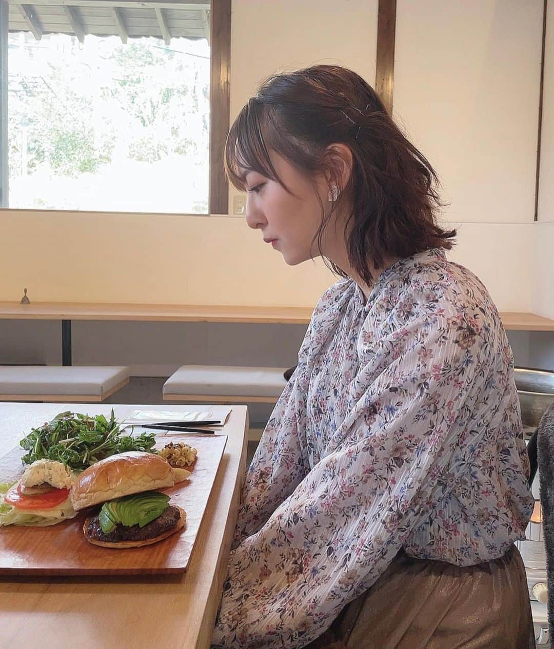 森保まどかさんのインスタグラム写真 - (森保まどかInstagram)「﻿ ﻿ ﻿ ﻿ 山の中にあるお洒落なハンバーガー屋さん。﻿ 味も雰囲気も居心地もいい🌙﻿ ﻿ だけどキッチンから漂ってくる﻿ カレーの香りがすごいから要注意！﻿ ﻿ 次は隣接してる喫茶の方に行ってみよう。﻿ ﻿ ﻿ ﻿ ﻿ ﻿ ﻿ ﻿」4月2日 20時41分 - madokamera_48