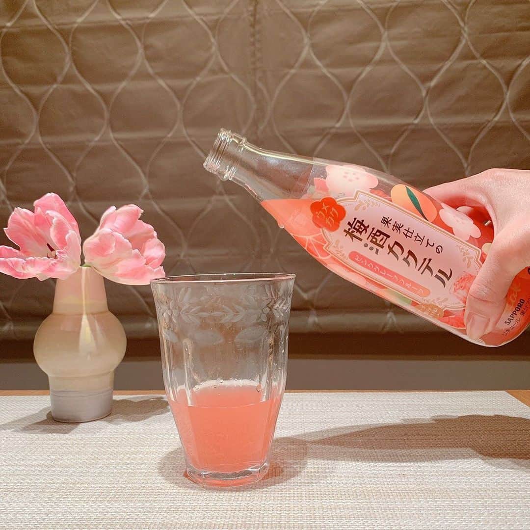 広瀬未花さんのインスタグラム写真 - (広瀬未花Instagram)「サッポロビール( @sapporobeer.jp )より3月16日にリニューアル発売の“ウメカク　果実仕立ての梅酒カクテル　ピンクグレープフルーツ”を飲んでみたよ♪♪  果実仕立ての梅酒カクテルなのですが、 ほんのり甘い梅の風味と、ピンクグレープフルーツのフルーティーさが楽しめますよ♪ 見た目もピンクで可愛いくて、手にとりやすいですよね😊  私はソーダで割って飲むのがお気に入り❤︎ お仕事頑張った日に、お家でご飯食べ終わった 後にデザート感覚でも楽しめます♪  ソーダ割り以外にも、ロックで飲んだり、紅茶やトマトジュースで割ったりしても美味しくて色々な飲み方ができてとても楽しい♪  お家時間がより楽しくなりますね♪♪  #ウメカク果実仕立ての梅酒カクテル #ウメカク #サッポロビール #梅酒 #カクテル #PR」4月2日 20時42分 - micahirose