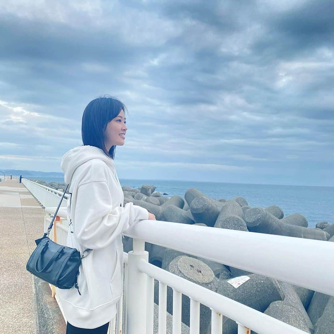 水嶋菜月のインスタグラム：「﻿ ﻿ 江ノ島散歩🐾﻿ ﻿ お天気はどんよりだったけど﻿ 潮風が気持ちよくて気分が晴れた☀️☀️﻿ ﻿ 友達の子供達もあうたびに大きく、かわいくなって癒されるひとときだったな☕️﻿ ﻿ ﻿」
