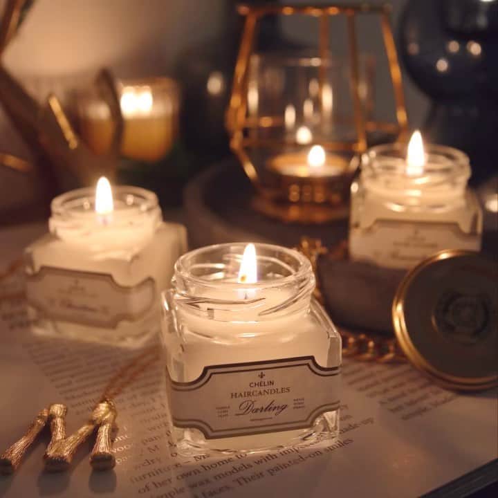 リナのインスタグラム：「CHÉLIN🕯 @chelin_tokyo   外国人風カラーのパイオニアとして、 延べ2万オーダー以上を誇る ヘアサロン"suburbia" @suburbia_hair_tokyo から ライフスタイルフレグランスブランド "CHÉLIN"が誕生⭐︎  『毎日使う日用品を、優雅に使う愛好品に 』をコンセプトに、 100%ナチュラル成分にこだわった フレグランスブランド🌹  〜HAIR CANDLES〜 濡れた髪に香りを浸透させるために、 バスタイムで灯すヘアアロマキャンドル🤍  【 Darling / ダーリン 】 すずらんとムスクによる清潔感のある優しい香り   【 Christian / クリスチャン 】 フリージアをベースとしたフローラルで上品な香り  【 Romanticist / ロマンチスト 】 フルーティーバニラの甘さにスパイスを効かせた色気のある香り  キューブ状のクリアなボトルに入った 小ぶりなキャンドル🕯 3種類ある香りは全てタイプが異なり、 優雅なバスタイムを演出してくれます🚿  私のお気に入りは、 Romanticist❤︎  バニラの甘さとスパイスさが合わさった 色気のある香り🌖  火を灯さなくても蓋を開けておくだけで ほのかに香るが立ち上がってきますよ🕯  CHÉLINには、 キャンドルの他にも 除菌スプレーやアロマハンドソープ、 アロマハンドバームもあるみたいなので チェックしてみようと思います♪ ...................................................... #chelin #suburbia #シェラン #サバービア #フレグランスブランド #アロマキャンドル #aromacandle #aromatherapy #pr」