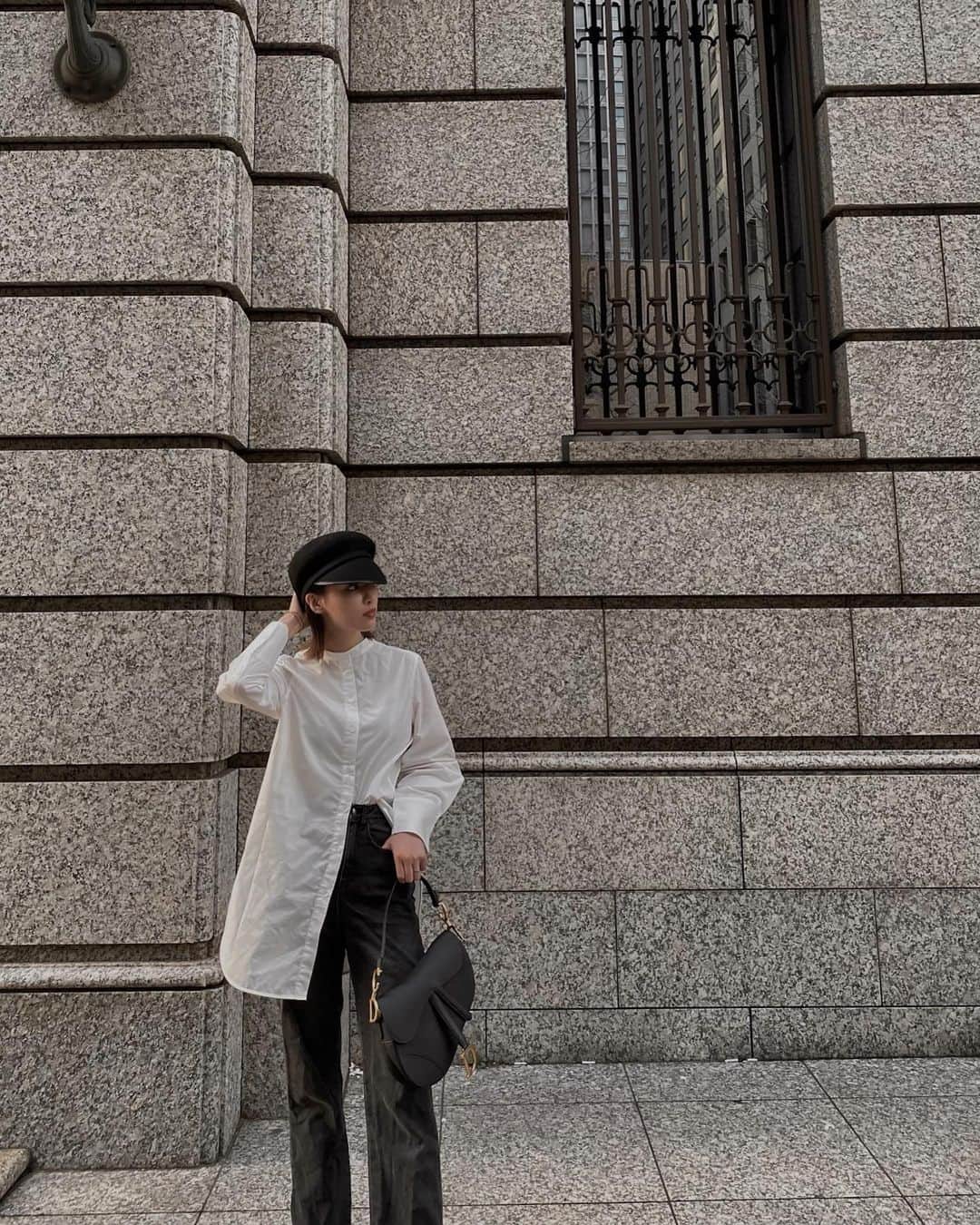 孫きょうのインスタグラム：「out fit🪨 shirt @urs_official  シンプルシャツは型ごとに変化が欲しくて集めちゃうマストバイアイテム。  前の片側だけinして、 バッグはロング丈を生かして🤍  #urs #ユアーズ #urs_styling #urs_official #ootd #outfit #春コーデ #シャツコーデ #シンプルコーデ #コットンチュニックブラウス」