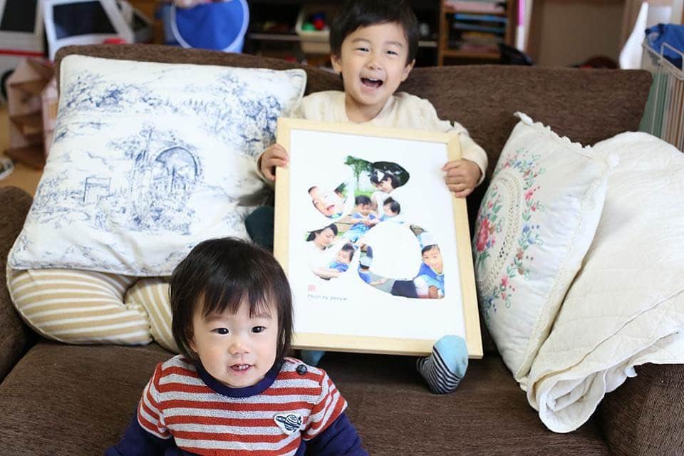 書道家紅舟のインスタグラム：「. ________________________ これまでになかったギフト作品「ほっこり」がスタート！🎺　 . 『お客さまからの声』を頂きました。 . -Oさん家族より- -想像を超えた感動がありました！…- . 子供たちの自然な表情の写真と、デザインを含めた筆文字の組み合わせが自分たちの家族の場合どうなるんだろう？と楽しみながらに、想像できなかったのですが、完成を見て感動しました！！🥺 家のリビングの目立つところに飾っています☺️ . ＞＞ かわいい無邪気な笑顔とほっこりの組み合わせで、こちらまで優しい気持ちになります🍃目立つところに飾っていただき嬉しいです😊 ________________________  ★･｡･ﾟﾟ･*:.｡..｡.:*･ﾟ★･｡･ﾟﾟ･*:.｡..｡.:*･ﾟ ★”記念写真”と”お名前”をA3(額付き)にデザイン★七五三・ウェディングにオススメ！一生モノのギフト🖼 「ほっこり」はDMよりお問い合わせ下さい！ ★･｡･ﾟﾟ･*:.｡..｡.:*･ﾟ★･｡･ﾟﾟ･*:.｡..｡.:*･ﾟ . #七五三ヘア #七五三3歳 #七五三写真 #753撮影 #753前撮り #両親贈呈品 #子ども写真 #撮影スタジオ #家族撮影 #家族愛 #記念日プレゼント #書道家紅舟 #紅舟 #命名書」