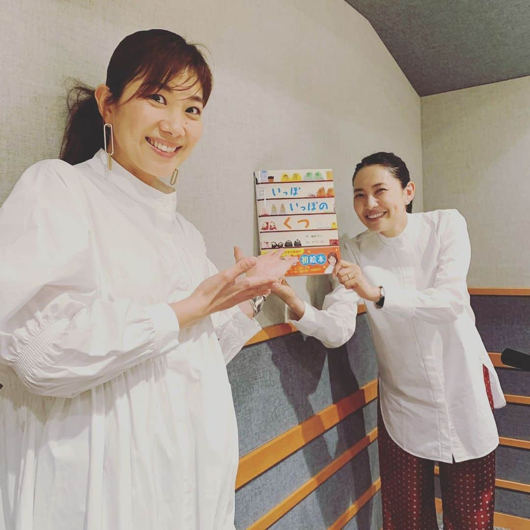 浜島直子さんのインスタグラム写真 - (浜島直子Instagram)「『TOKYO GAS Curious HAMAJI』  今週と来週のゲストは、元バドミントン日本代表選手の、潮田玲子さん。  現役時代、「こんな可愛い人がこんな激しい動きを…😍かっけぇ〜❣️」と憧れていましたが、今でもタレントとして、二児の母として毎日大忙しの潮田さんが眩しくてたまりません✨  そんな潮田さんが今年2月にご自身初となる絵本「いっぽいっぽの靴」(フレーベル館)を出版されました。  元プロサッカー選手の旦那様、増嶋竜也さんにも相談しながらストーリーを決めていき、一言一言大切に言葉を紡いでいったそう。 かべやふようさんの温かみのある絵もじんわりと心に染み入ります。  そして、潮田さんが子育てで大切にしていることや、家族と楽しくやっているYouTubeのこと、これからの女性アスリートがさらに輝くためにはどうしたらいいかなど、とても興味深いお話を聞かせてくれました。 ・ 潮田玲子さんがゲストの放送回は、4月3日、10日の土曜日。全2回。 bayfmで午前11時から。radikoで全国聴けますので、お時間ありましたらどうぞよろしくお願いいたします🌈 ・ #東京ガス #bayfm #キュリオスハマジ  #潮田玲子　さん #いっぽいっぽのくつ」4月2日 21時20分 - hamaji_0912