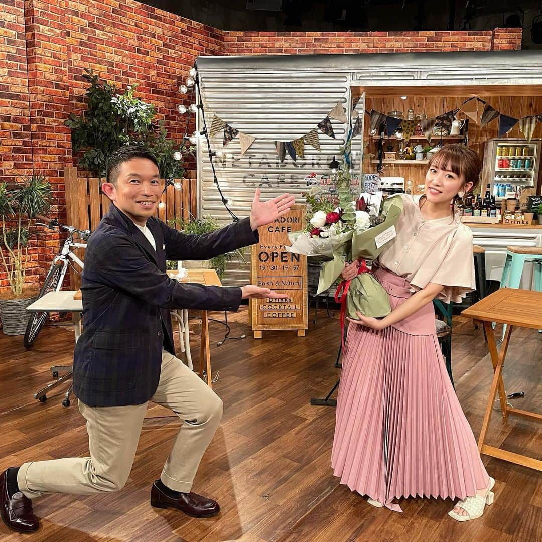 高橋みなみさんのインスタグラム写真 - (高橋みなみInstagram)「NHK総合 首都圏情報ネタドリ！ 生放送終了後に、お誕生日お祝いしていただきました🥺✨ ありがとうございますー！ 素敵なお花💐✨✨ 30歳まであと6日！  #首都圏情報ネタドリ！ #NHK総合 #tv  衣装👗 ブラウス  @priveve_priveve スカート  @eimyistoire_official イヤリング  @ogi_accessory サンダル  @yelloshoes_official #fashion」4月2日 21時54分 - taka37_chan