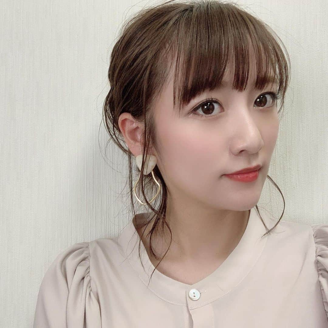 高橋みなみさんのインスタグラム写真 - (高橋みなみInstagram)「NHK総合 首都圏情報ネタドリ！ 生放送終了後に、お誕生日お祝いしていただきました🥺✨ ありがとうございますー！ 素敵なお花💐✨✨ 30歳まであと6日！  #首都圏情報ネタドリ！ #NHK総合 #tv  衣装👗 ブラウス  @priveve_priveve スカート  @eimyistoire_official イヤリング  @ogi_accessory サンダル  @yelloshoes_official #fashion」4月2日 21時54分 - taka37_chan