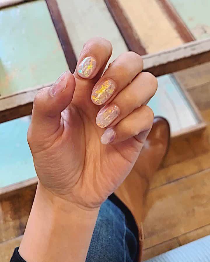 のインスタグラム：「明日はワンマンライブ🌸 ネイルもキラキラにチェンジ🧊 #氷ネイル って言うらしい🧊🧊  手元キラキラだとテンション上がる〜✨  明日は楽しむぞーっ🎤🤍  #バースデーイベント #ワンマンライブ #ネイル」
