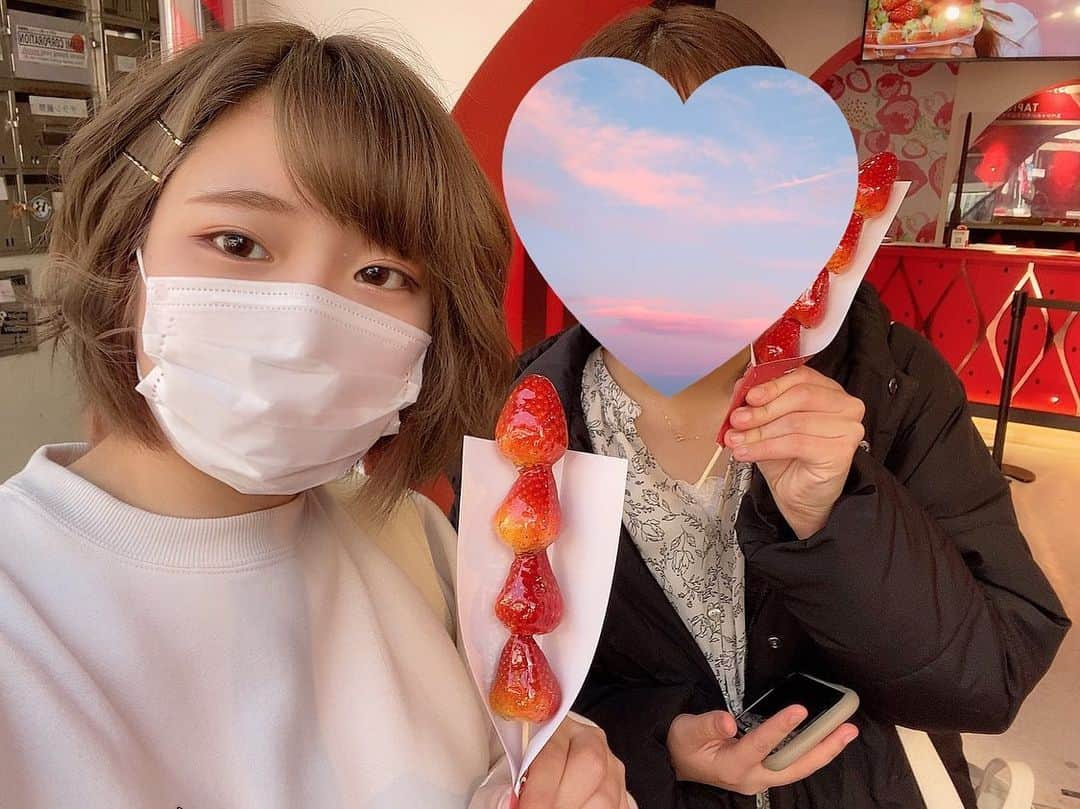 ちぃさんのインスタグラム写真 - (ちぃInstagram)「ちょい前に友達と遊んだ時の📷  念願のハローカロンのマカロン食べた😋 見た目も可愛いし味も美味しかった😊 けど、年齢とともに甘いのが食べれんくなっとるなぁーって改めて思った😱 その後にいちご飴食べた🍓 飴の厚さもちょうど良くて 自分で作ってみたいけどこんな綺麗に出来る自信ない😅  スカイチームで撮った以来のプリクラやったけどエグいね😂 別人みたい🤭   #原宿  #ハローカロン  #マカロン  #いちご飴  #友達と  #プリクラ  #実は友達ちゃんといるよ」4月2日 22時04分 - skyteam_chii