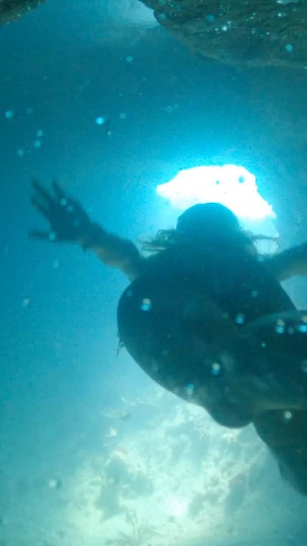 Alexandra M Rodriguezのインスタグラム：「Episode no 1. #GoingPlaces  ** WATCH FULL VIDEO **  TAG your travel squad if you’re ready to go PLACES!!   #foreverwanderlust #experience #GoingPlaces #LiveYourBestLife #travel #places #bahamas #traveltheworld #travelblog #living @contentcreator.team @sanlorenzoyacht @places.ceo」