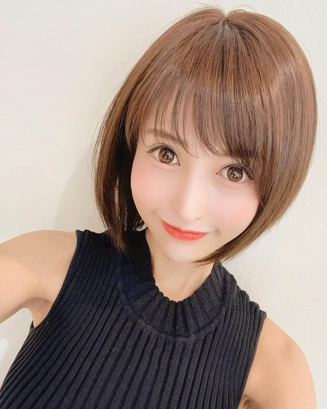 椿そらのインスタグラム：「. 天使の輪👼✨ 片桐さんに、またお任せの💞 ショート復活🥰 . 色も髪型も ぜーんぶ🤗🙌 私の今似合う髪色と髪型でお願いします が、合言葉🍏❤️ . @rollen_katagiri  . #最強版美髪トリートメント #りんご　#幹細胞培養液　#トリートメント #ツルツル　#サラサラ　#質感　#艶髪  #女性の品格をあげる」