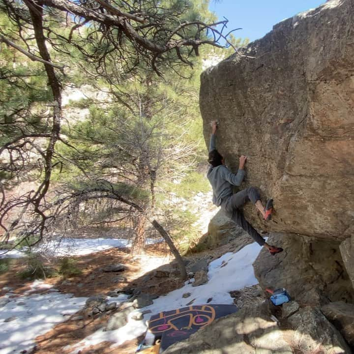 ポール・ロビンソンのインスタグラム：「It feels great to be back climbing again! First day bouldering outside post surgery. Super fun Fay with @jeremy_fullerton who showed me this line that had a hold break on it and I was able to climb it for possibly the FA post break. The climb is called “king of Sting.” It was originally graded v10. Feels about ~v11 now but it’s hard to tell since I am so fresh back to climbing. Can’t wait to get back to this zone again soon. YouTube video coming soon. Video @jeremy_fullerton #bouldering」