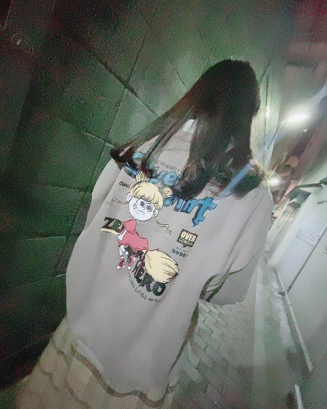 本郷柚巴さんのインスタグラム写真 - (本郷柚巴Instagram)「まだちょっと夜は肌寒いよなぁ、、、  春って淡い色でも派手な色でもいろんな色の服が着れる季節やと思っています🌸  それはそうと可愛いハンガーって服を映えさせてくれて服に愛着が湧くよね❤︎  #春 #トレーナー #スカート #flowpstore  #overprint」4月2日 23時05分 - h.yuzuha_0112