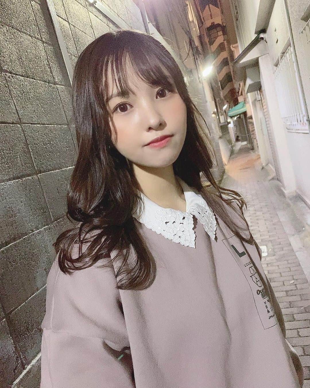 本郷柚巴さんのインスタグラム写真 - (本郷柚巴Instagram)「まだちょっと夜は肌寒いよなぁ、、、  春って淡い色でも派手な色でもいろんな色の服が着れる季節やと思っています🌸  それはそうと可愛いハンガーって服を映えさせてくれて服に愛着が湧くよね❤︎  #春 #トレーナー #スカート #flowpstore  #overprint」4月2日 23時05分 - h.yuzuha_0112