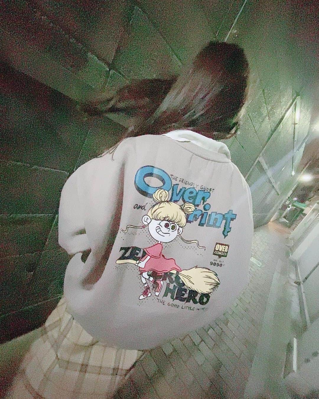 本郷柚巴さんのインスタグラム写真 - (本郷柚巴Instagram)「まだちょっと夜は肌寒いよなぁ、、、  春って淡い色でも派手な色でもいろんな色の服が着れる季節やと思っています🌸  それはそうと可愛いハンガーって服を映えさせてくれて服に愛着が湧くよね❤︎  #春 #トレーナー #スカート #flowpstore  #overprint」4月2日 23時05分 - h.yuzuha_0112