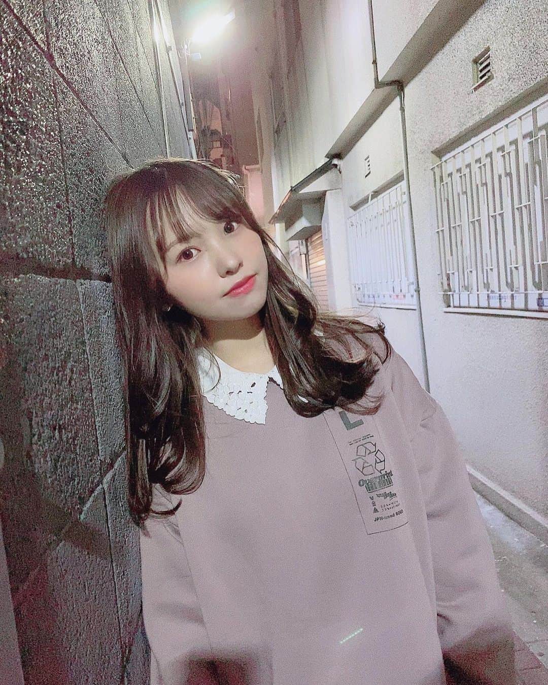 本郷柚巴のインスタグラム：「まだちょっと夜は肌寒いよなぁ、、、  春って淡い色でも派手な色でもいろんな色の服が着れる季節やと思っています🌸  それはそうと可愛いハンガーって服を映えさせてくれて服に愛着が湧くよね❤︎  #春 #トレーナー #スカート #flowpstore  #overprint」