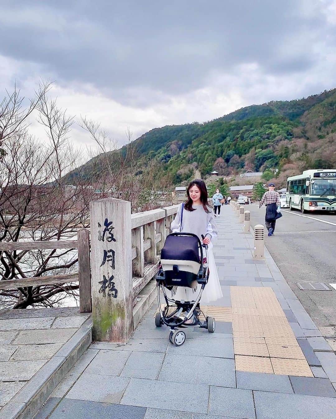 吉村優さんのインスタグラム写真 - (吉村優Instagram)「* 車折神社の帰りに 嵐山にも寄れました〜🙌 * ベビーの靴下が脱げてる😅 * #京都 #嵐山 #子連れ」4月2日 23時35分 - yuyoshimura87