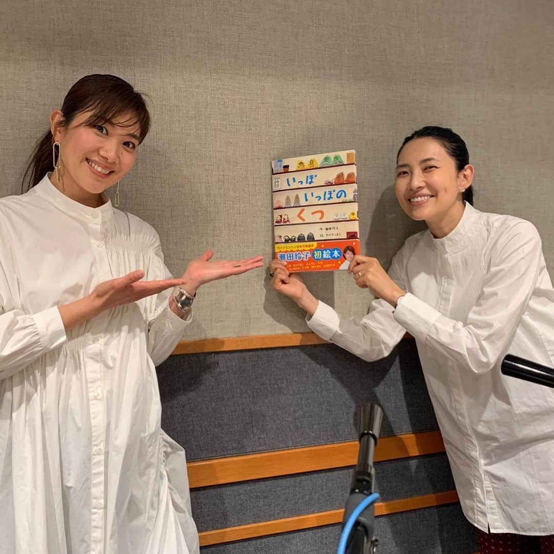 潮田玲子さんのインスタグラム写真 - (潮田玲子Instagram)「BAY FM78 毎週土曜日11時〜の  「TOKYO GAS Curious HAMAJI」に 登場しまーす！ パーソナリティをつとめる @hamaji_0912 さんと絵本について、子育てや家族、YouTubeについてそして女子アスリートのために私に何ができるのかなどお話しさせて頂きました😊🙏 大好きなはまじさんとの時間は楽しすぎてあっという間…まだまだ話し足りないくらいでした笑笑←どんだけおしゃべり好き？！🤣☝️ 明日3日11時〜と10日土曜日11時〜の2回にわたっての放送です！ radikoで全国で聴けますので是非よろしくお願いします🥰☝️  #bayfm78  #tokyogas  #curioshamaji  #ラジオ #ゲスト #大好きな #浜島直子さんと #個人的には絵本談義がもっとしたい #はまじさんの書く絵本 #ねぶしろシリーズも好き」4月2日 23時45分 - reikoshiota_official